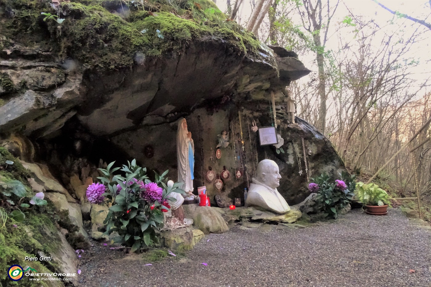 38 La Grotta della Madonna di Lourdes con Papa Giovanni.JPG